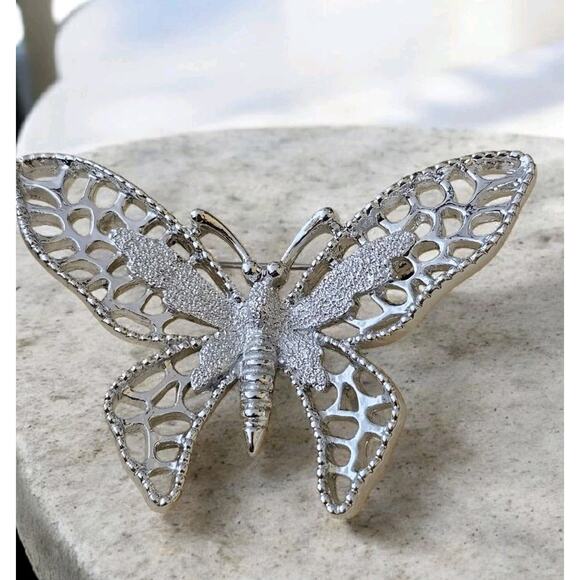 Sarah Coventry Silvertoned Shiny Butterfly Textured Pin Brooch Vintage - Picture 1 of 7